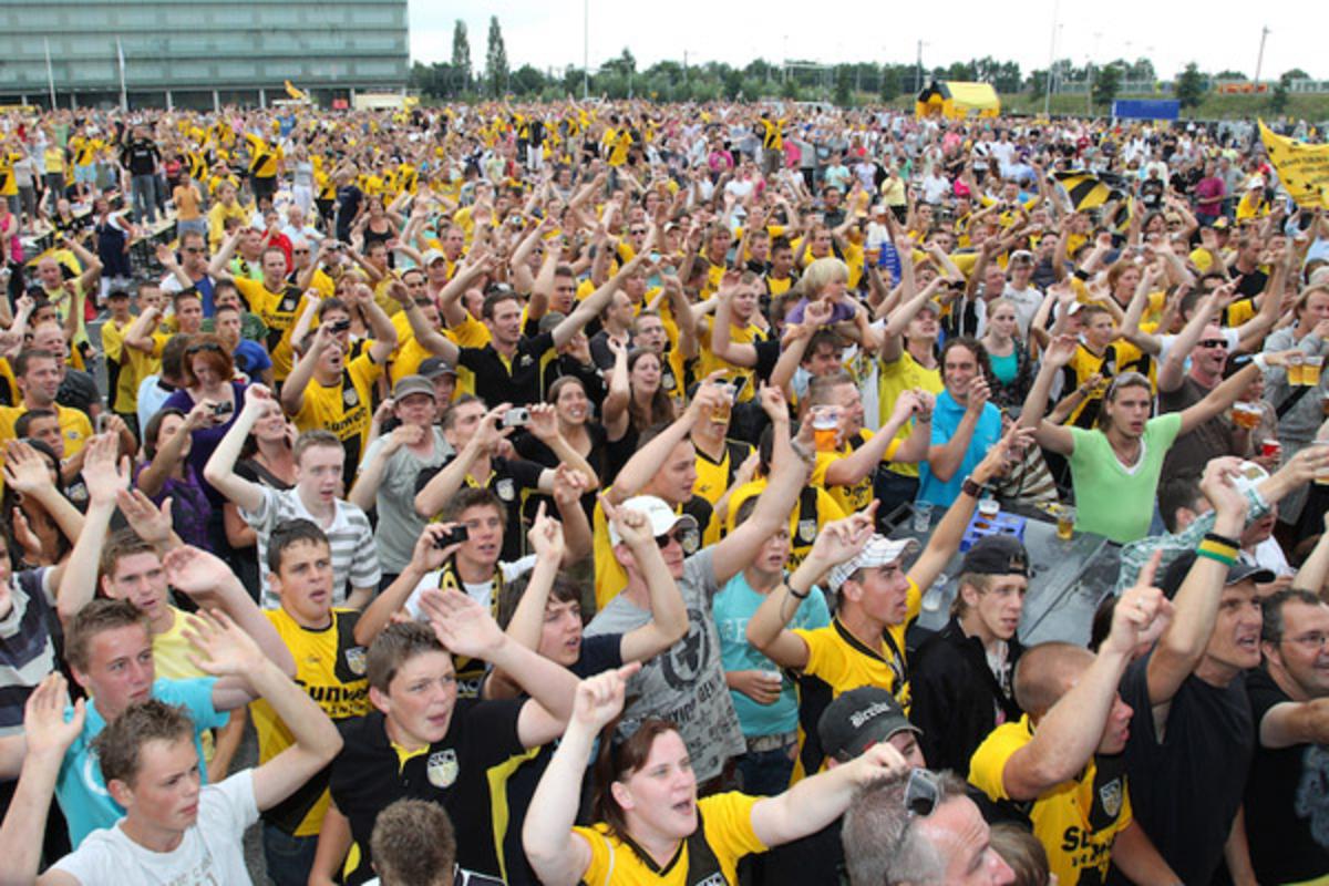 NAC speelde zondag tegen Heracles, Zonder publiek, dat stond naast het stadion. foto Peter Visser